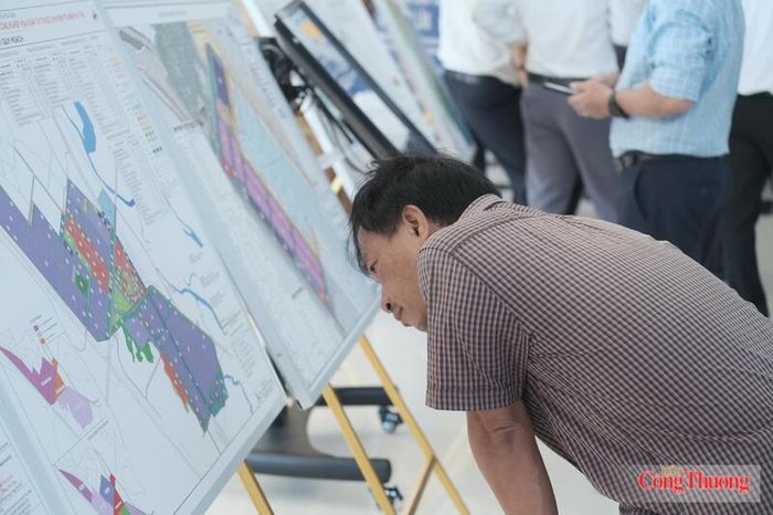 Đại biểu, doanh nghiệp, nhà đầu tư tìm hiểu rất kỹ về các dự án trên địa bàn tỉnh Đắk Lắk. Ảnh: Lê Sơn