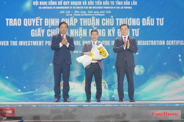 Bí thư Tỉnh ủy Đắk Lắk Lương Nguyễn Minh Triết và Chủ tịch UBND tỉnh Đắk Lắk trao Quyết định chấp thuận chủ trương đầu tư, giấy chứng nhận đăng ký đầu tư cho nhà đầu tư. Ảnh: Lê Sơn