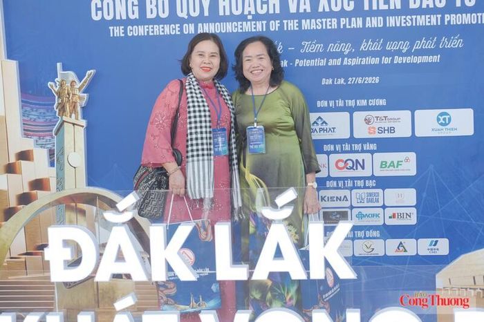 Các đại biểu, nhà đầu tư tranh thủ chụp ảnh lưu lại khoảnh khắc đáng nhớ khi tham dự Hội nghị Công bố Quy hoạch tỉnh giai đoạn 2021 – 2030, tầm nhìn đến năm 2050 và Xúc tiến đầu tư tỉnh Đắk Lắk năm 2026. Ảnh: Lê Sơn 
