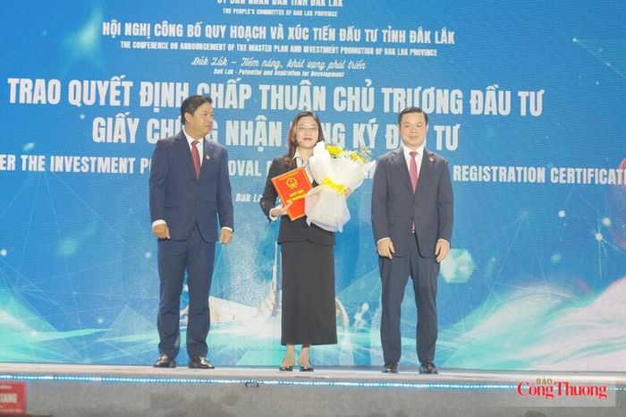 Lãnh đạo tỉnh Đắk Lắk trao Quyết định chấp thuận chủ trương đầu tư, giấy chứng nhận đăng ký đầu tư cho nhà đầu tư. Ảnh: Lê Sơn