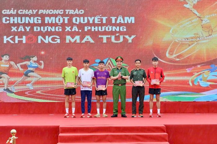 Đại tá Phạm Hải Đăng, Phó Giám đốc Công an tỉnh Lai Châu trao giải cho các vận động viên tham gia giải chạy. Ảnh: CTV