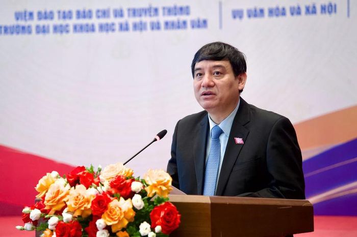Chủ nhiệm Ủy ban Văn hóa và Xã hội Nguyễn Đắc Vinh tin tưởng, diễn đàn sẽ khơi dậy những nguồn cảm hứng mới, đào tạo ra những thế hệ người làm báo vừa “hồng” vừa “chuyên”. Ảnh: Vũ Hiếu