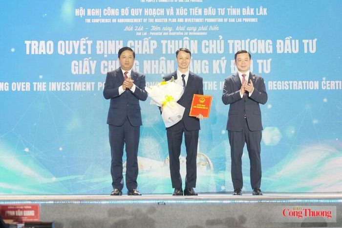 Lãnh đạo tỉnh Đắk Lắk trao Quyết định chấp thuận chủ trương đầu tư, giấy chứng nhận đăng ký đầu tư cho các nhà đầu tư vào địa bàn tỉnh. Ảnh: Lê Sơn