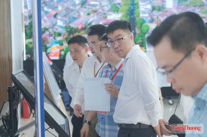 Các đại biểu, nhà đầu tư tìm hiểu thông tin về các dự án trên địa bàn tỉnh Đắk Lắk. Ảnh: Lê Sơn