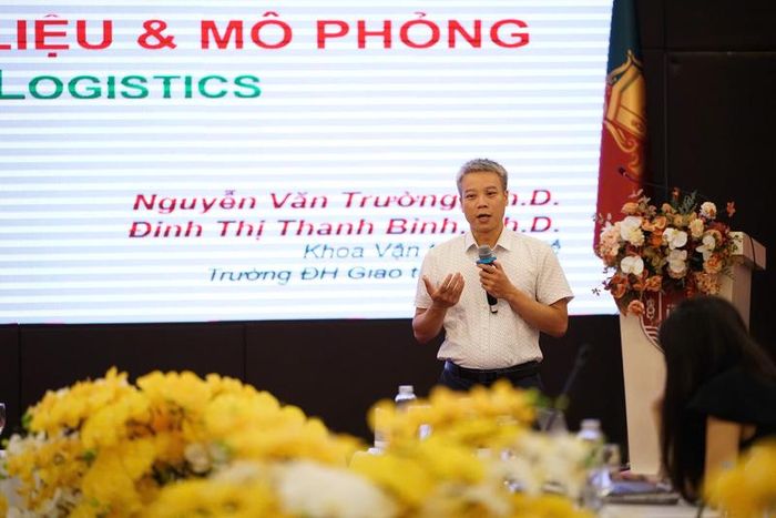 TS. Nguyễn Văn Trưởng, Giảng viên Khoa Kinh tế vận tải, Trường Đại học Giao thông vận tải chia sẻ tại sự kiện. Ảnh: Linh Linh