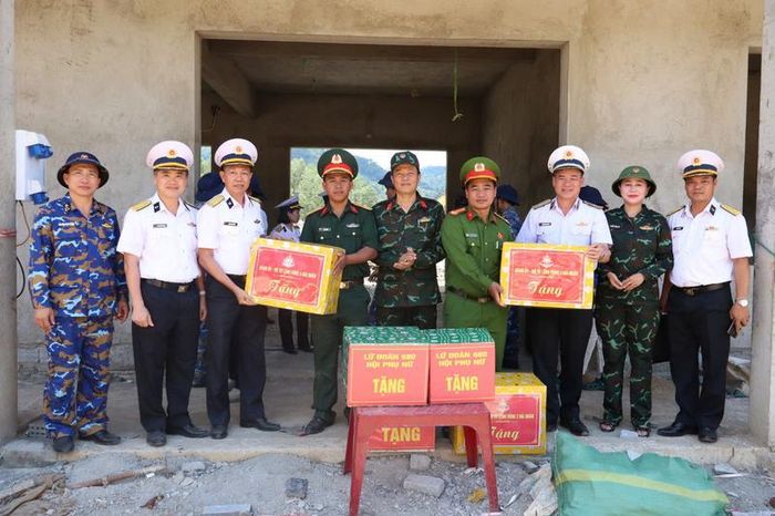 Đoàn công tác Bộ Tư lệnh Vùng 3 Hải quân trao tặng quà cho cấp ủy, chính quyền và lực lượng vũ trang địa phương tại thôn Pà Ôi (xã La Êê). Ảnh: Vùng 3 Hải quân