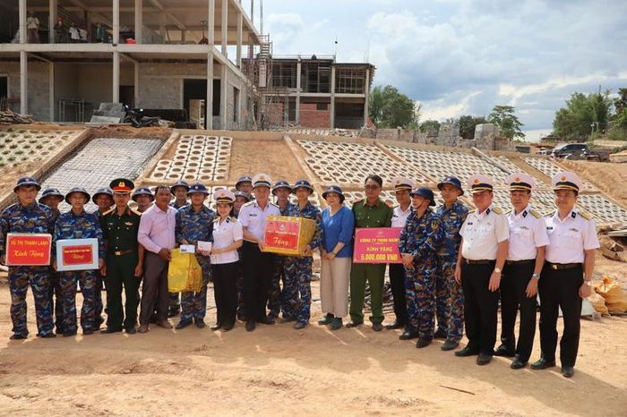Đoàn công tác Bộ Tư lệnh Vùng 3 Hải quân tặng quà cán bộ, chiến sĩ và các lực lượng xây dựng công trình tại thôn Đắc Rế (xã La Dêê). Ảnh: Vùng 3 Hải quân
