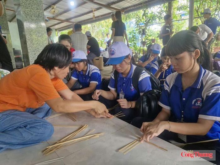 Học sinh được nghệ nhân hướng dẫn, trải nghiệm nghề đan lát Thái Mỹ.
