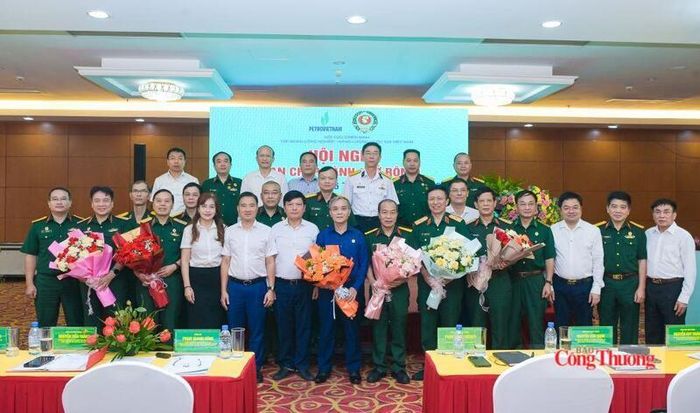 Tặng hoa chúc mừng các đồng chí được bầu vào Ban Chấp hành Hội Cựu chiến binh Việt Nam khóa VIII, nhiệm kỳ 2026-2031 - Ảnh: Minh Đức