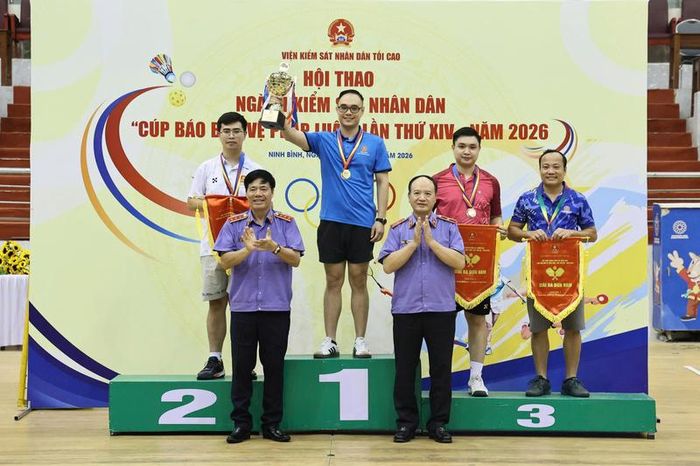 Ông Nguyễn Quang Dũng, Phó Viện trưởng Viện kiểm sát nhân dân tối cao, Chủ tịch Hội đồng Văn hóa - Thể thao ngành Kiểm sát nhân dân và ông Nguyễn Văn Thắng, Tổng Biên tập Báo Bảo vệ pháp luật, Trưởng Ban Tổ chức trao giải Nhất, Nhì, Ba cho các vận động viên nội dung đơn nam, môn Pickleball, nhóm 1. Ảnh: Trường Giang
