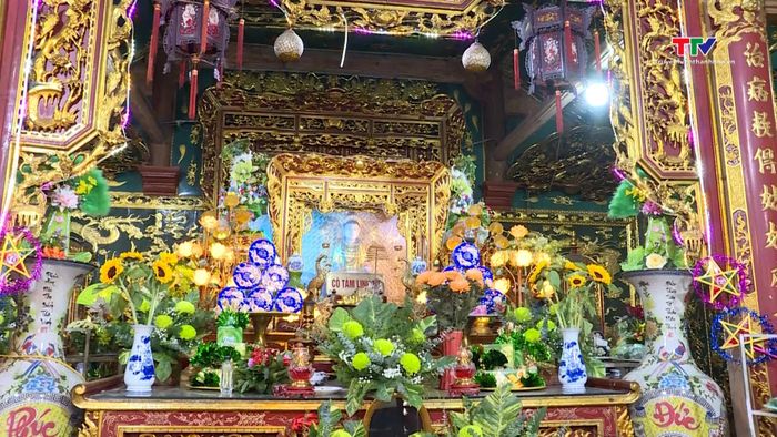 Theo truyền thuyết, Cô Tám là một tiên cô xinh đẹp, con gái thứ tám của Quan Hoàng Cung được lệnh giáng trần xuống vùng đất Thanh Hóa. Khác với vẻ lộng lẫy nơi thiên đình, khi xuống hạ giới, cô hóa thân thành một người con gái giản dị, đảm đang. Cô thường hiện thân bên gốc cây cổ thụ giữa những đồi chè xanh mướt, mở quán nước giúp khách bộ hành dừng chân nghỉ ngơi.
