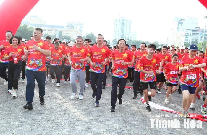 Các đồng chí: Thiếu tướng Tô Anh Dũng, Ủy viên Ban Thường vụ Tỉnh ủy, Giám đốc Công an tỉnh; Đầu Thanh Tùng, Tỉnh ủy viên, Phó Chủ tịch UBND tỉnh; đại diện lãnh đạo các ban, sở ngành cấp tỉnh hưởng ứng giải chạy phong trào “Chung một quyết tâm xây dựng xã, phường, đặc khu không ma túy".