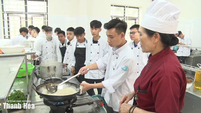 Học sinh thực hành nghề trong môi trường đào tạo gắn với doanh nghiệp.