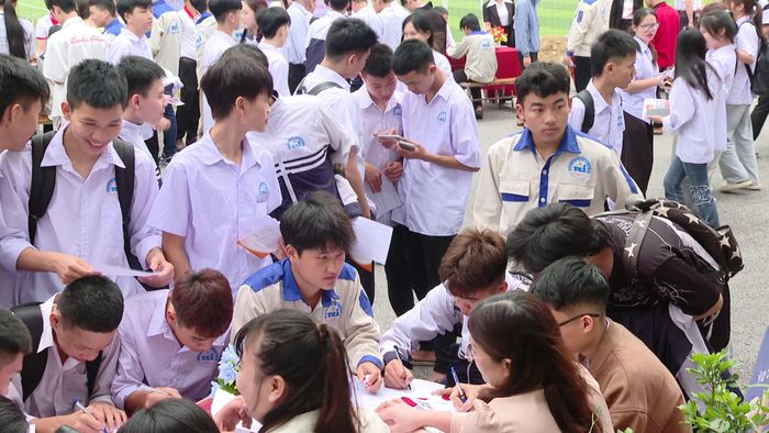 Hoạt động tư vấn hướng nghiệp giúp học sinh và phụ huynh có thêm thông tin trước khi lựa chọn lộ trình học tập.