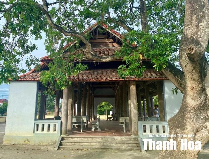 Đình làng Thiết Đinh mang kiến trúc mở đặc trưng của đình làng truyền thống.