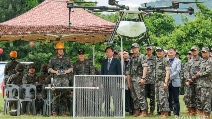 Thứ trưởng Bộ Quốc phòng Lee Doo-hee đang thị sát địa điểm huấn luyện huy động lực lượng dự bị sử dụng máy bay không người lái tiên tiến trong chuyến thăm Sư đoàn Bộ binh 72 của Quân đội ngày 19/5/2026. Ảnh: News1.