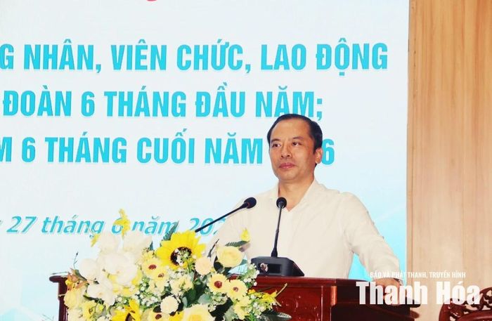 Phó Chủ tịch Ủy ban MTTQ tỉnh, Chủ tịch LĐLĐ tỉnh Lương Trọng Thành phát biểu tại hội nghị.