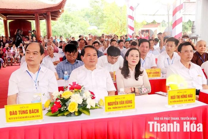 Trưởng Ban Tổ chức Tỉnh ủy Nguyễn Văn Hùng và các đại biểu dự lễ kỷ niệm.
