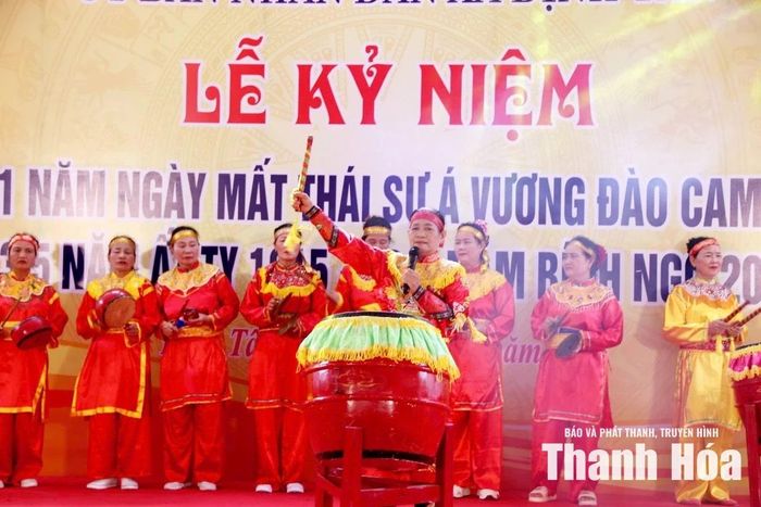Tiết mục văn nghệ tại lễ kỷ niệm.
