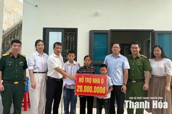 Xã Hậu Lộc trao tiền hỗ trợ làm nhà cho gia đình chị Nguyễn Thị Liên.