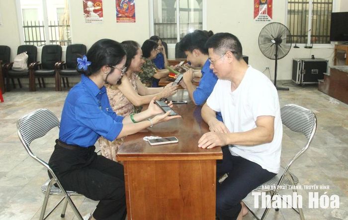 Sau lễ ra quân, đoàn viên, thanh niên phường Hạc Thành xuống các phố hướng dẫn người dân cài đặt, sử dụng VNeID.