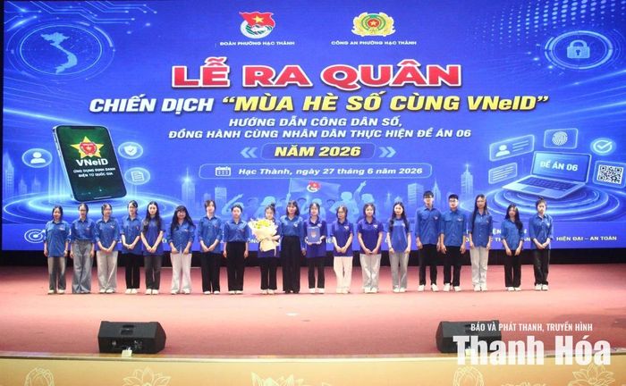 Bí thư Đoàn phường Hạc Thành tặng hoa chúc mừng Đội hình thanh niên tình nguyện “Mùa hè số cùng VNeID”.