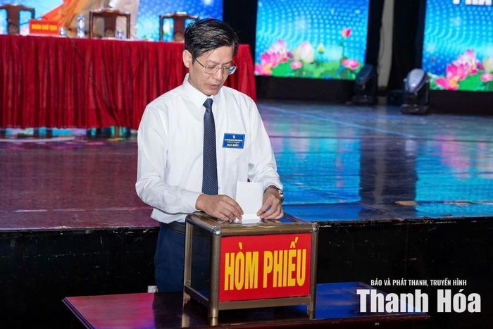 Đồng chí Phạm Văn Báu, Tỉnh ủy viên, Giám đốc Báo và Phát thanh, truyền hình Thanh Hóa, Chủ tịch Hội Nhà báo tỉnh Thanh Hóa bỏ phiếu bầu cử.