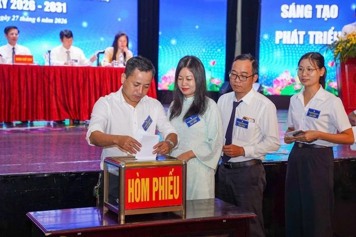 Các đại biểu bỏ phiếu bầu cử.