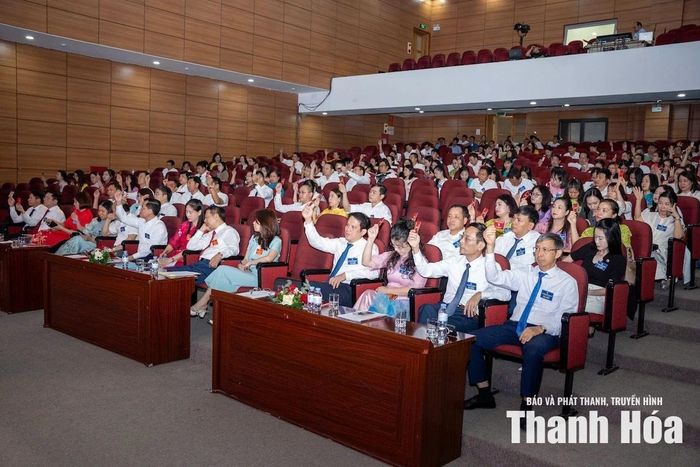 Đại biểu biểu quyết thông qua các quy định về bầu cử.