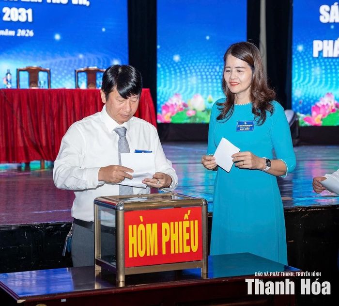 Các đồng chí Phó Chủ tịch Hội Nhà báo bỏ phiếu bầu cử