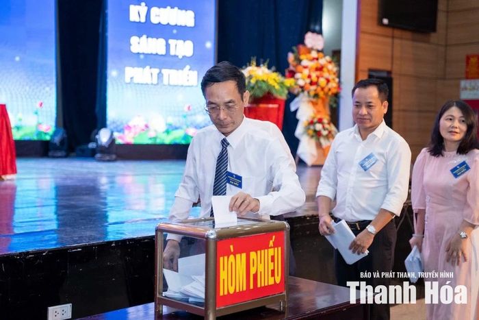 Các đại biểu bỏ phiếu bầu cử.