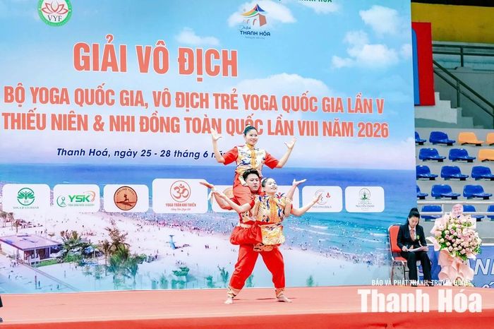 Các VĐV dự thi nội dung đồng đội 3 nam và nữ tại Giải vô địch các CLB Yoga năm 2026.