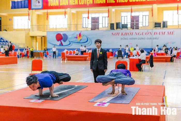 Các VĐV dự thi nội dung đối kháng nam tư thế công hoa sen tại Giải vô địch trẻ Yoga quốc gia lần thứ V năm 2026.