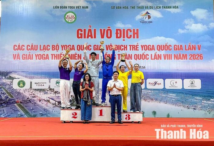 Ban Tổ chức trao cúp cho 3 đơn vị dẫn đầu tại Giải vô địch các CLB Yoga quốc gia năm 2026.