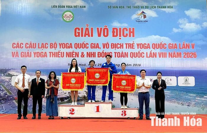 Ban Tổ chức trao cờ cho 3 đơn vị dẫn đầu toàn đoàn tại giải vô địch trẻ Yoga quốc gia lần thứ V, năm 2026.