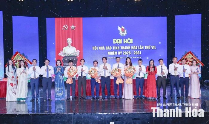 Các đồng chí: Thiếu tướng Phạm Khải, Ủy viên Ban Thường vụ Hội Nhà báo Việt Nam, Phó Cục trưởng Cục Khoa học, Chiến lược và Lịch sử Công an, Tổng biên tập Tạp chí CAND; Đào Xuân Yên, Ủy viên Ban Thường vụ, Trưởng ban Tuyên giáo và Dân vận Tỉnh ủy; Đỗ Thị Toán, Ủy viên Ban Thường vụ Tỉnh ủy, Phó Chủ tịch Thường trực Ủy ban MTTQ tỉnh; Đầu Thanh Tùng, Tỉnh ủy viên, Phó Chủ tịch UBND tỉnh tặng hoa chúc mừng Ban Chấp hành, Ban Kiểm tra Hội Nhà báo tỉnh Thanh Hóa khóa VII, nhiệm kỳ 2026 - 2031 và Đoàn đại biểu đi dự Đại hội Hội Nhà báo Việt Nam nhiệm kỳ 2026 - 2031.
