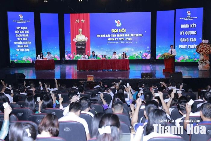 Đại biểu biểu quyết thông qua Nghị quyết Đại hội.