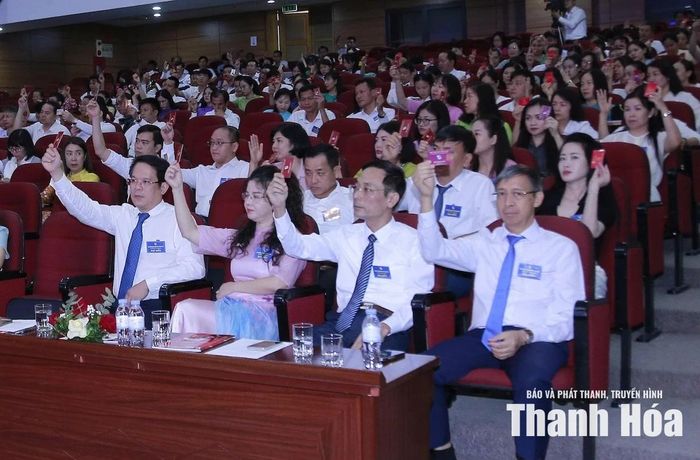 Đại biểu biểu quyết thông qua Nghị quyết Đại hội.