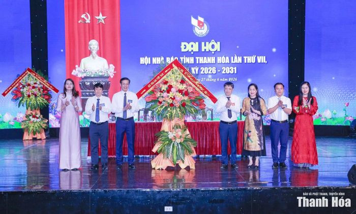 Thiếu tướng Phạm Khải, Ủy viên Ban Thường vụ Hội Nhà báo Việt Nam, Phó Cục trưởng Cục Khoa học, Chiến lược và Lịch sử Công an, Tổng biên tập Tạp chí CAND thay mặt Hội Nhà báo Việt Nam tặng hoa chúc mừng Đại hội.