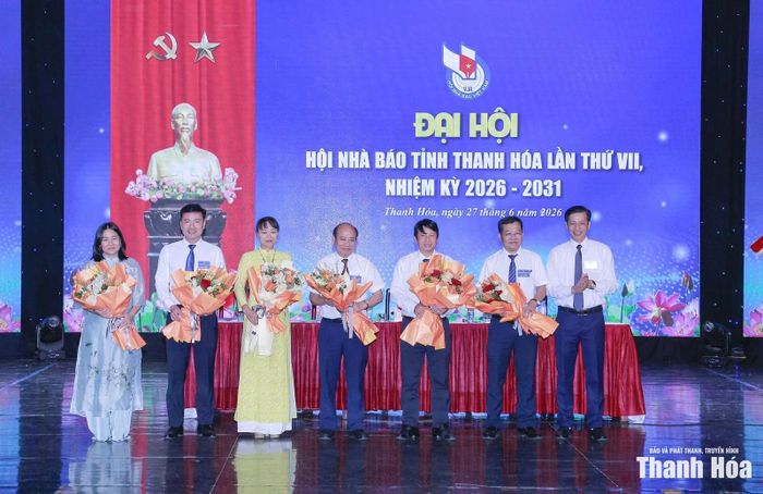 Đồng chí Phạm Văn Báu, Tỉnh ủy viên, Giám đốc Báo và Phát thanh, truyền hình Thanh Hóa, Chủ tịch Hội Nhà báo tỉnh Thanh Hóa tặng hoa chia thay các đồng chí Ủy viên Ban Chấp hành, Ủy viên Ban Kiểm tra Hội Nhà báo Thanh Hóa khóa VI không tái cử khóa VII.
