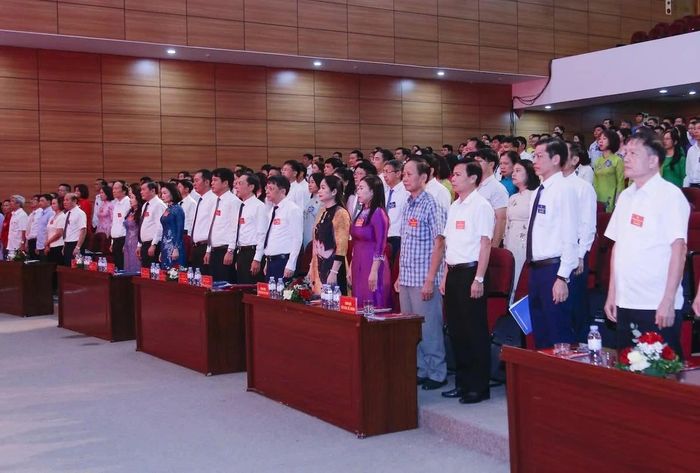 Các đại biểu thực hiện nghi thức chào cờ tại Đại hội.