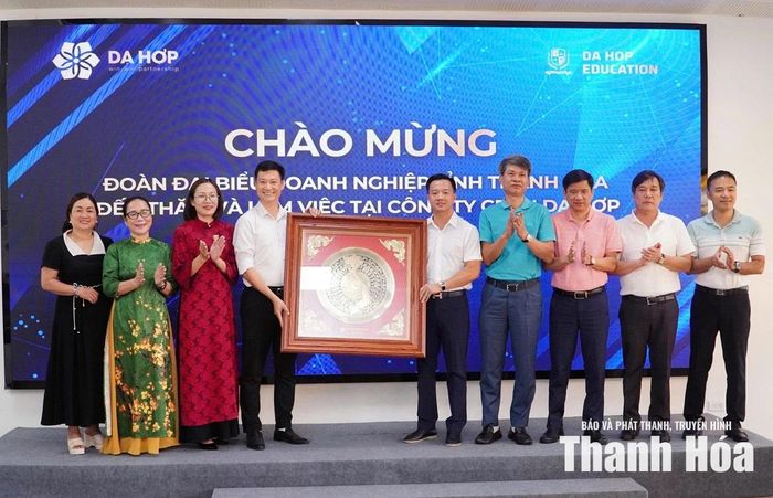 Hiệp hội Doanh nghiệp tỉnh Thanh Hóa tặng quà cho Công ty Cổ phần thương mại Dạ Hợp.