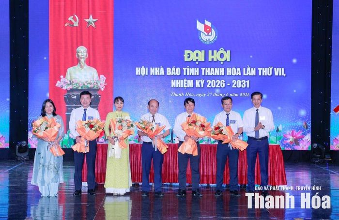 Đồng chí Phạm Văn Báu, Tỉnh ủy viên, Giám đốc Báo và Phát thanh, truyền hình Thanh Hóa, Chủ tịch Hội Nhà báo tỉnh Thanh Hóa tặng hoa chia tay các đồng chí thôi không tham gia Ban Chấp hành khóa VII và Ủy ban Kiểm tra.
