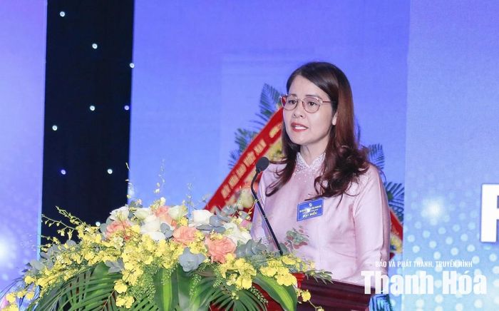 Phó Chủ tịch Thường trực Hội Nhà báo Thanh Hóa trình bày báo cáo chính trị tại Đại hội.