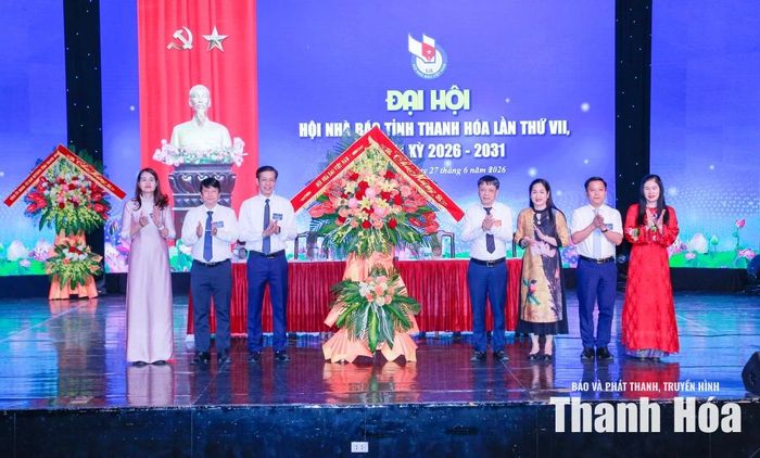 Thiếu tướng Phạm Khải, Ủy viên Ban Thường vụ Hội Nhà báo Việt Nam, Phó Cục trưởng Cục Khoa học, Chiến lược và Lịch sử Công an, Tổng Biên tập Tạp chí Công an Nhân dân tặng lẵng hoa chúc mừng Đại hội Hội Nhà báo tỉnh lần thứ VII, nhiệm kỳ 2026-2031.