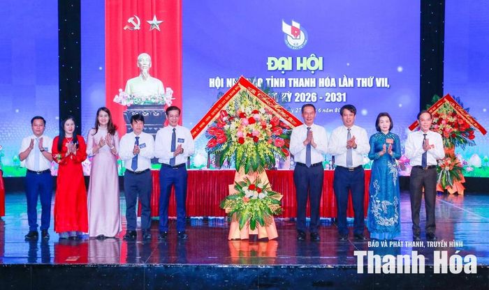 Đồng chí Trịnh Tuấn Sinh, Phó Bí thư Tỉnh ủy, Chủ tịch Ủy ban MTTQ tỉnh cùng các đồng chí lãnh đạo tỉnh tặng lẵng hoa chúc mừng Đại hội Hội Nhà báo tỉnh lần thứ VII, nhiệm kỳ 2026-2031.