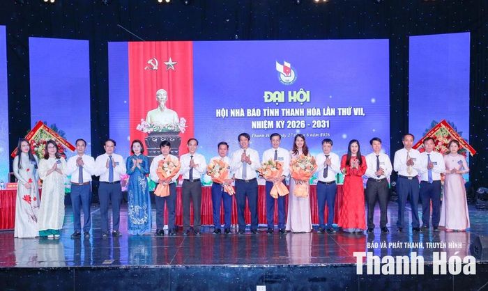 Các đồng chí lãnh đạo tỉnh và Hội Nhà báo Việt Nam tặng hoa chúc mừng Ban Chấp hành, Ban Kiểm tra Hội Nhà báo tỉnh Thanh Hóa khóa VII, nhiệm kỳ 2026 - 2031 và Đoàn đại biểu đi dự Đại hội Hội Nhà báo Việt Nam nhiệm kỳ 2026 - 2031.