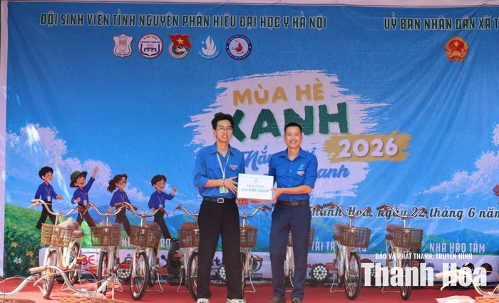 Nhân dịp này, đội sinh viên tình nguyện Phân hiệu Đại học Y Hà Nội tại Thanh Hóa đã tặng sách cho Đoàn xã Tam Lư.
