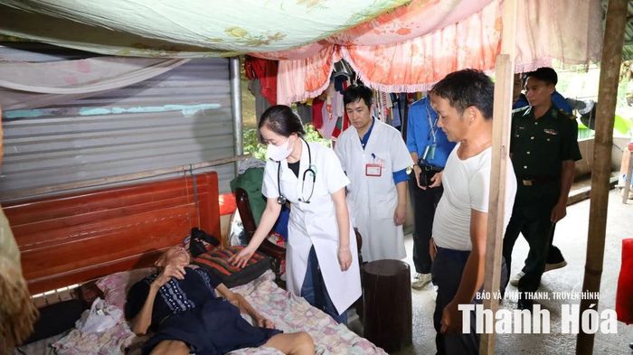 Ngoài ra, đội ngũ y, bác sĩ cũng đã đến tận nhà các hộ có người ốm không đi lại được để thăm khám sức khỏe và trao tặng quà.