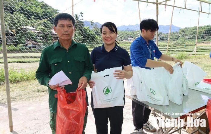 Đại diện Công ty Cổ phần Dược phẩm Sviet trao quà cho người dân.